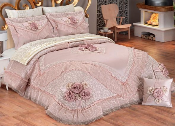 Bedspread with ruffles on the bed