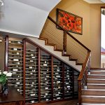 scaffali del vino sotto le scale