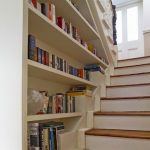 hyllor för böcker under trappan