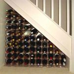 rak untuk menyimpan wain di bawah tangga