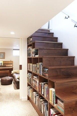 rak untuk buku di bawah tangga