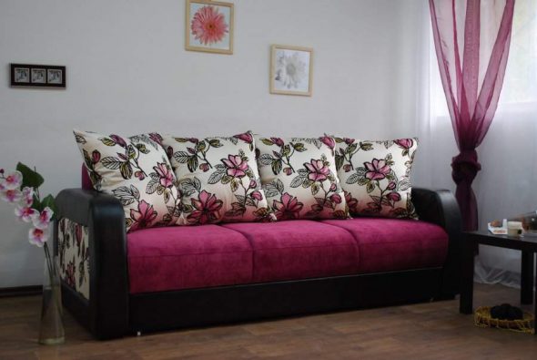 rozkładana sofa eurobook z dużymi poduszkami