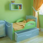 سرير منزلق للطفل الأخضر
