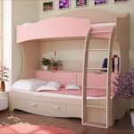 katil merah jambu untuk dua kanak-kanak perempuan