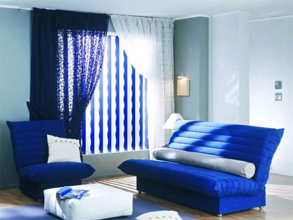mėlyna sofa kambaryje