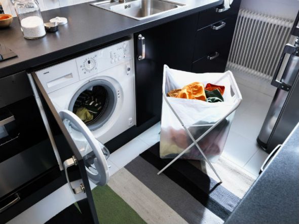 skalbimo mašina virtuvės patalyne