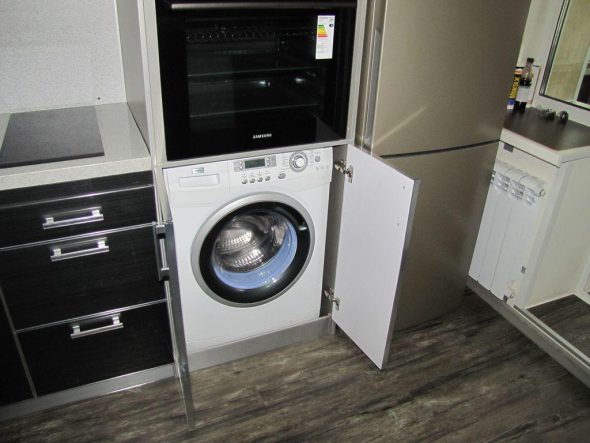 skalbimo mašina spintoje virtuvėje
