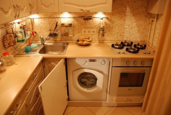 virtuvėje yra įmontuota skalbimo mašina