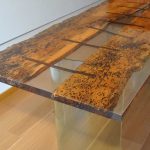 дървена и стъклена маса