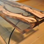 sklo a dřevěný stůl