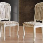 כיסאות לבנים