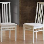 الكراسي الخشبية البيضاء الناعمة