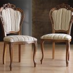 כיסאות עץ מגולפים