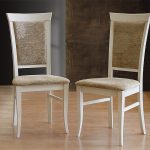 baltos minkštos medinės kėdės
