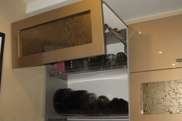 dryer para sa mga pinggan sa isang cabinet wall