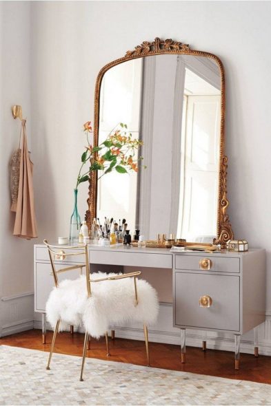 toaletni stol s ogledalom