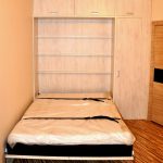Pionowe łóżko w szafie z naturalnych materiałów