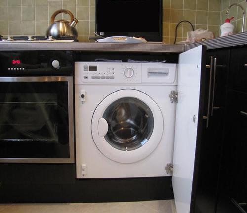 įmontuota skalbimo mašina