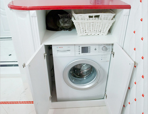 įmontuota skalbimo mašina spintoje