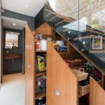 чекмеджета и шкафове за продукти под стълбите