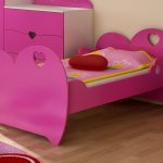 ružičasti krevet sa stranama