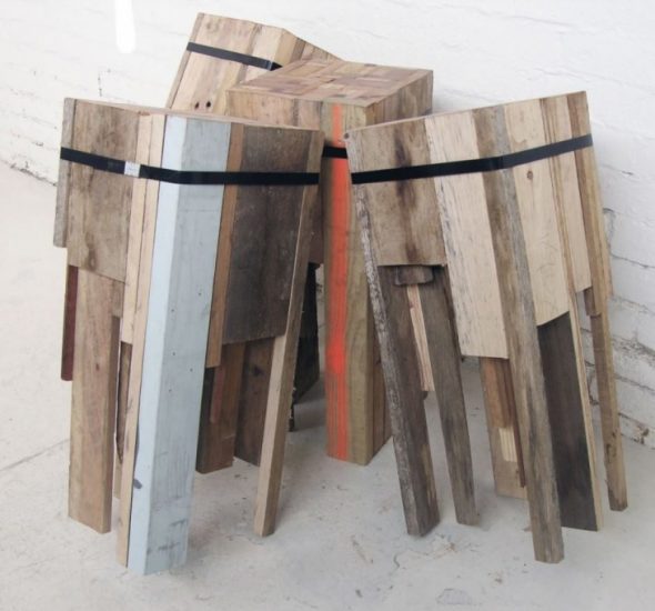 Bar stools mula sa recycled materials