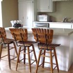 Drewniane stołki barowe do kuchni