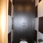 Tuvalette duvara monteli bir dolap fotoğrafı