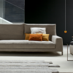 Living room na may grey sofa
