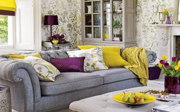 Luminoso soggiorno interno con divano grigio