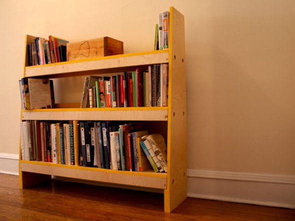Drewniana półka na książki
