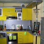 Sarı renkteki küçük mutfaklar için mutfak setleri