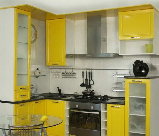 Mutfak küçük sarı bir mutfak için ayarla
