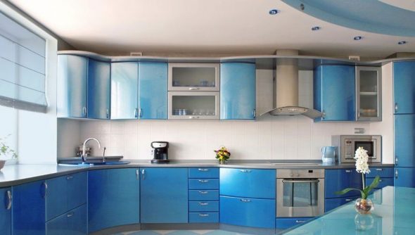 Plavi kuhinjski namještaj