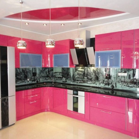 Virtuvės komplektas, pagamintas ryškiai rausvos spalvos