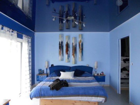 غرفة نوم زرقاء