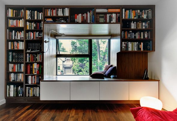 Prozor u dizajnu police s knjigama
