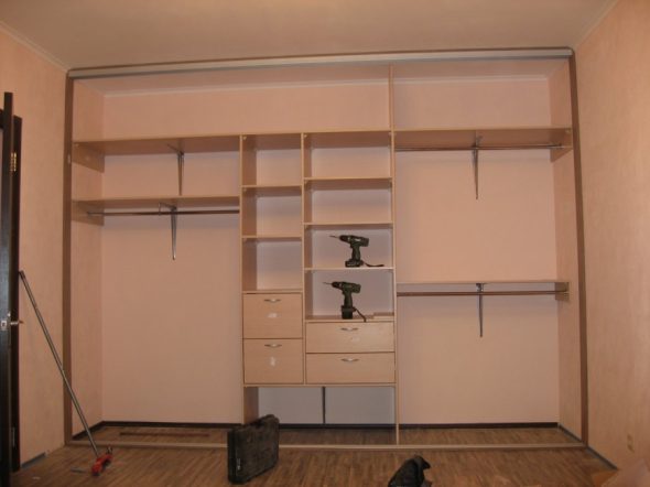 Features built-in cabinet