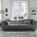 Evidenziazione interna del divano grigio