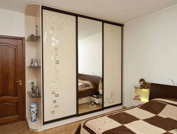 Sliding wardrobes to order with mirrors in the bedroom