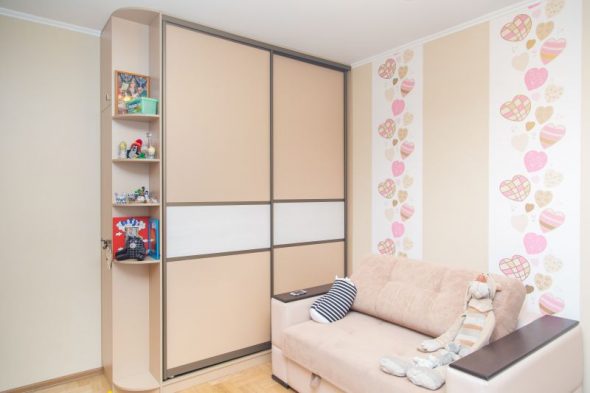 Sliding wardrobes in the nursery for the girl