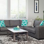 Cute grey sofa na may kagiliw-giliw turkesa cushions