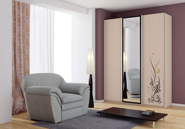 Systems for three-door wardrobes