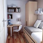 Składana sofa i kompaktowy stół narożny w wąskiej sypialni