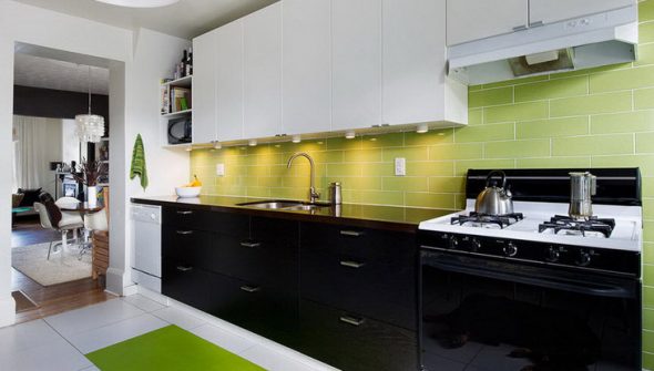 Žalios, baltos, juodos virtuvės derinys virtuvės viduje