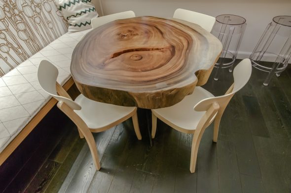 okrągły stół wykonany z drewna