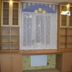 Çocuk odasında pencereli tablo