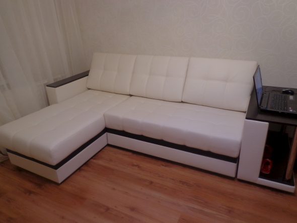 Corner sofa mula sa eco-leather