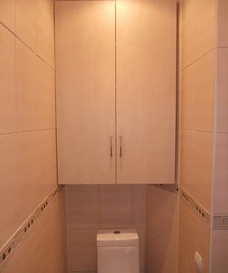 Skříň instalovaná v záchodě