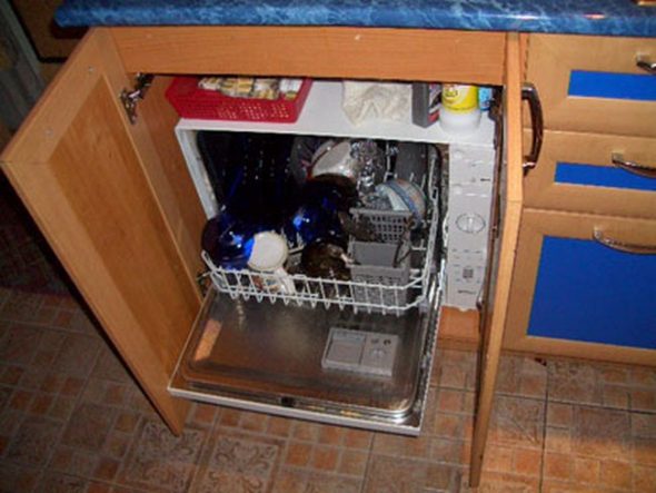 Dishwasher installation options on the kitchen set